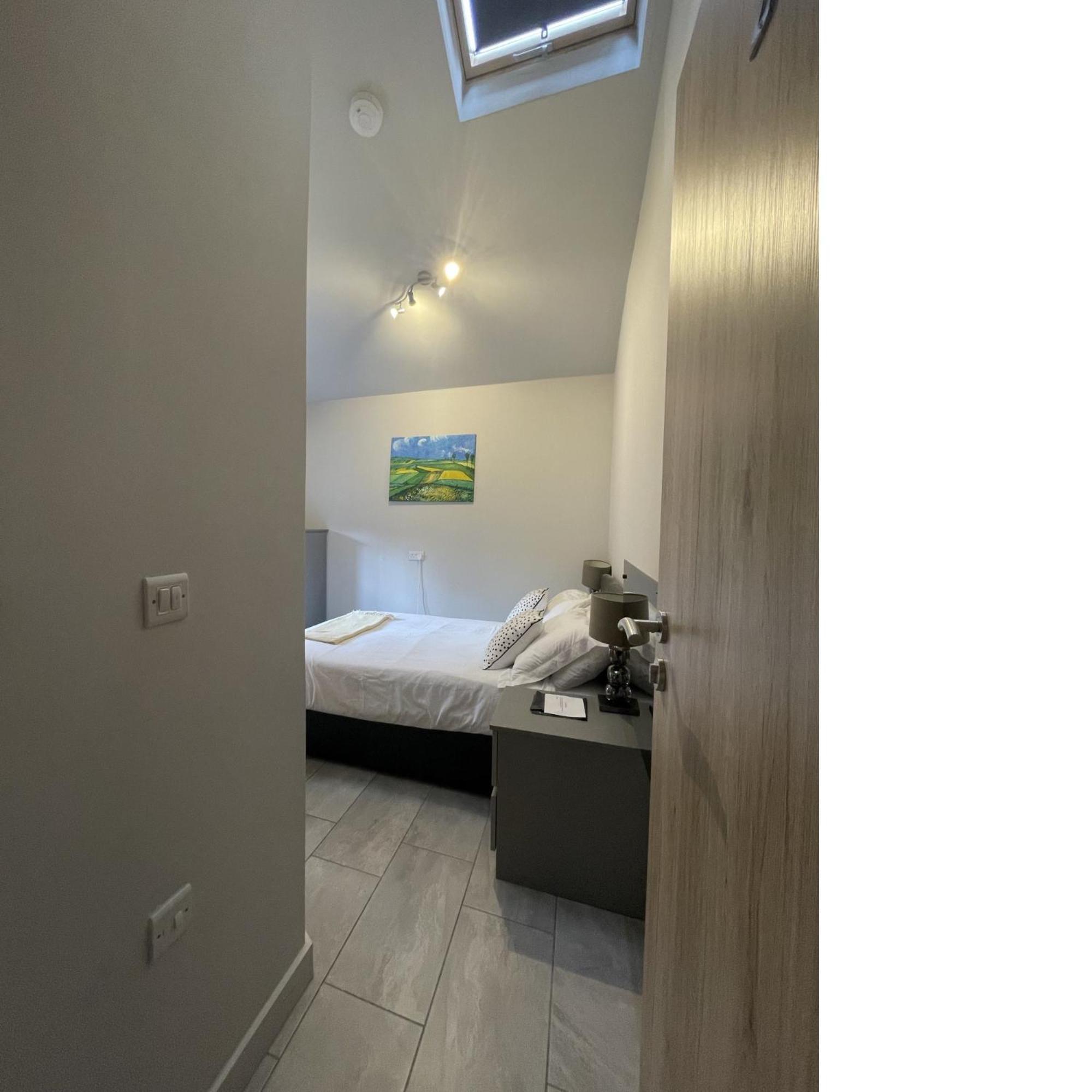 Entire Cottage Close To Coventry City Centre With 4 En Suite Bedrooms And Gated Parking Coventry