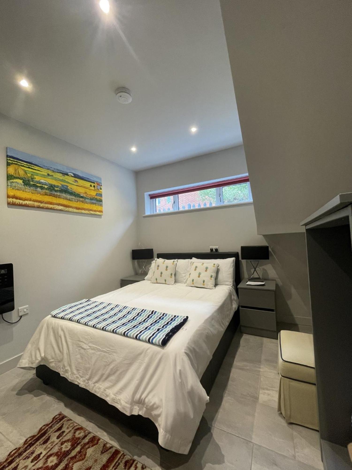 Holiday home Entire Cottage Close To Coventry City Centre With 4 En Suite Bedrooms And Gated Parking *