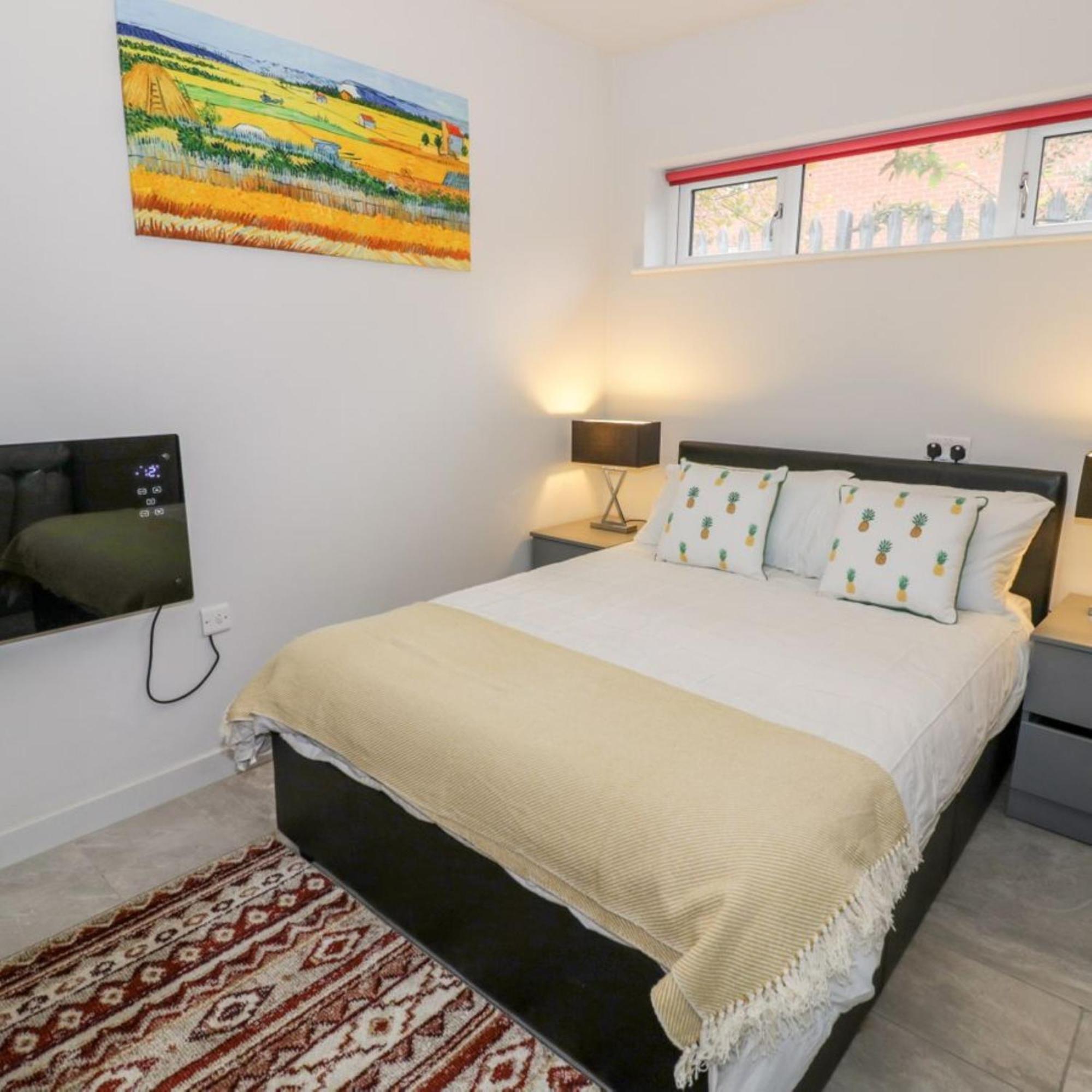 Entire Cottage Close To Coventry City Centre With 4 En Suite Bedrooms And Gated Parking Holiday home Coventry