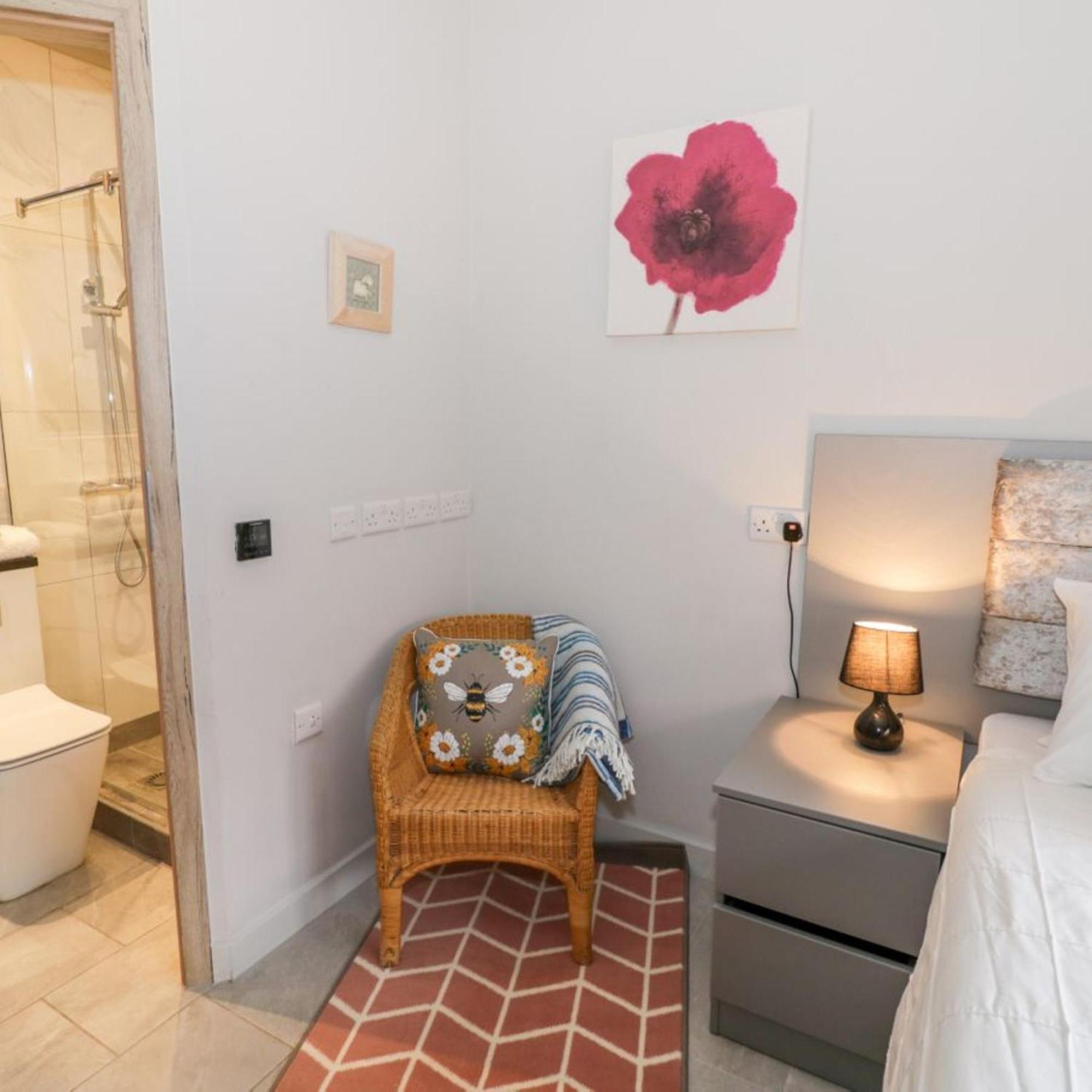 Holiday home Entire Cottage Close To Coventry City Centre With 4 En Suite Bedrooms And Gated Parking *