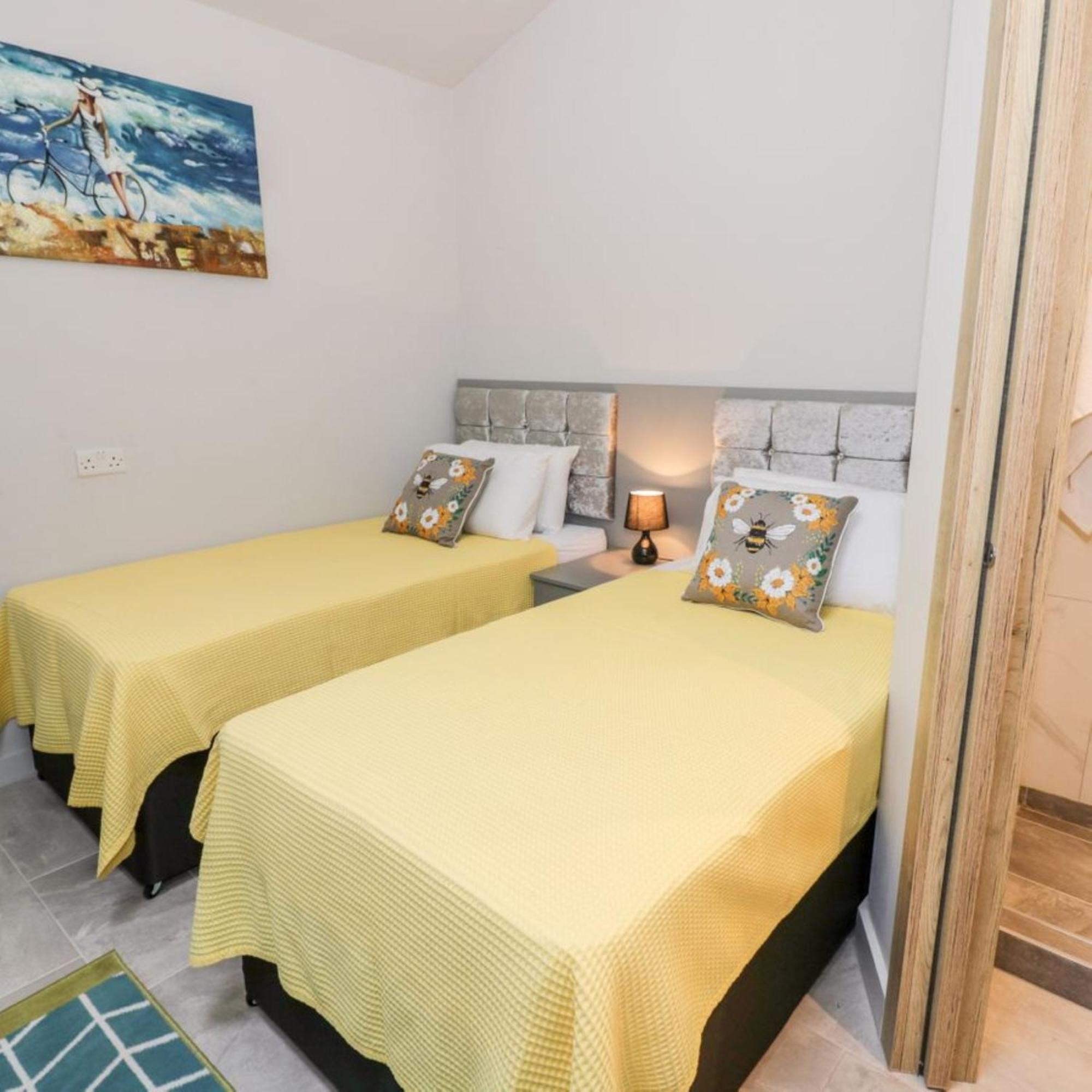 Entire Cottage Close To Coventry City Centre With 4 En Suite Bedrooms And Gated Parking Holiday home Coventry