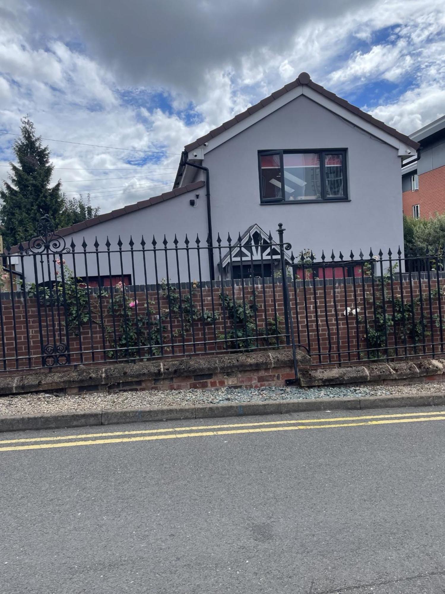 Holiday home Entire Cottage Close To Coventry City Centre With 4 En Suite Bedrooms And Gated Parking Coventry