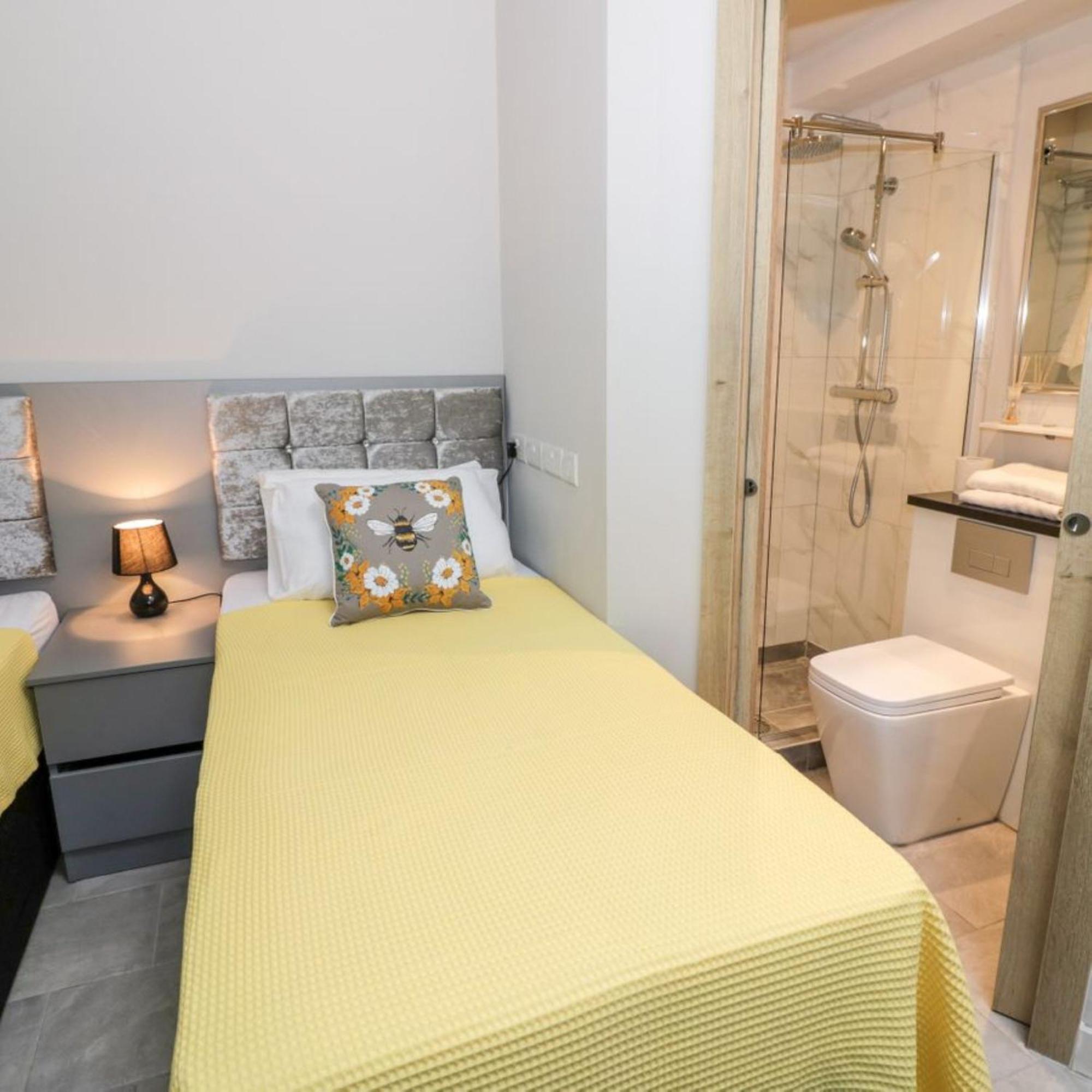 Entire Cottage Close To Coventry City Centre With 4 En Suite Bedrooms And Gated Parking Coventry