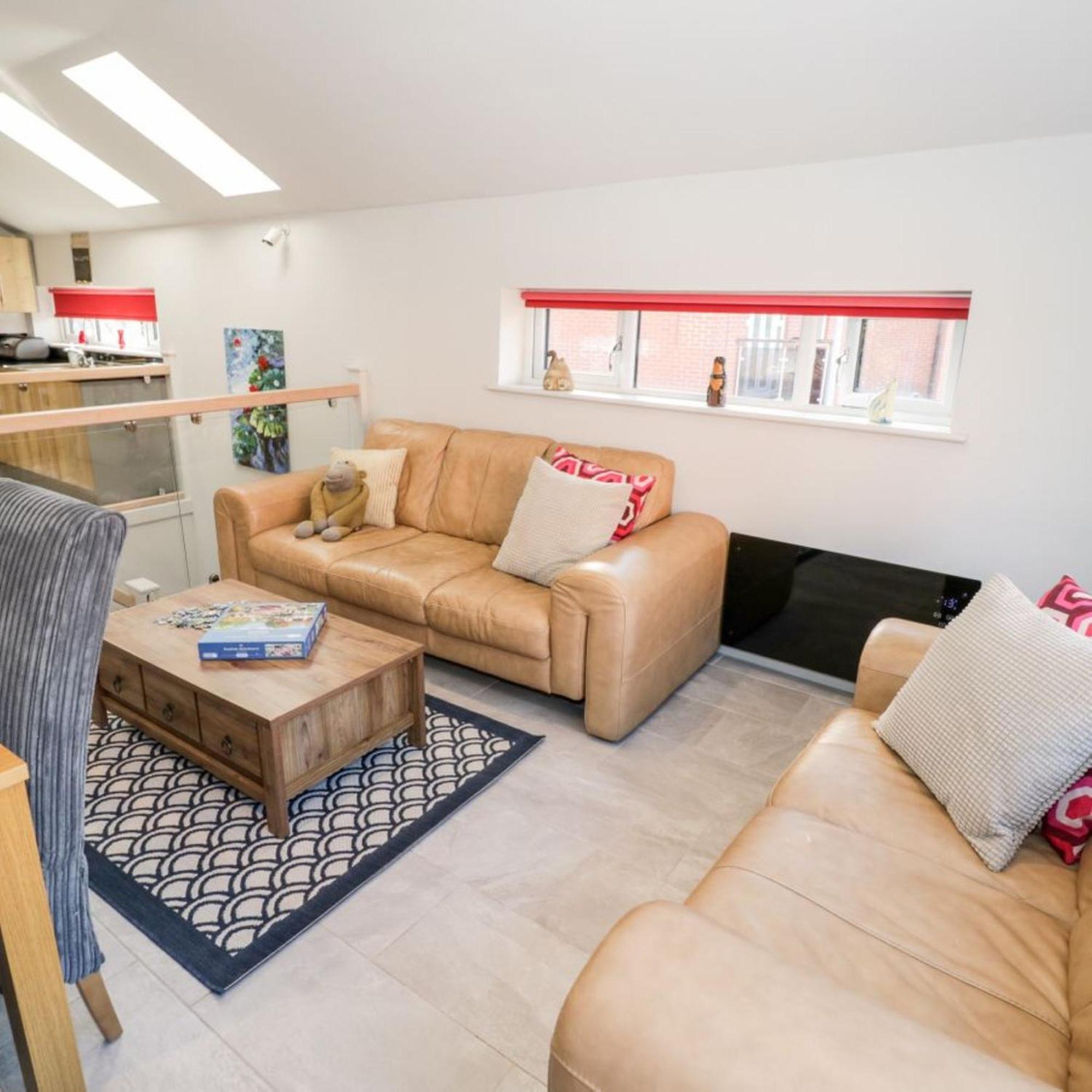 Entire Cottage Close To Coventry City Centre With 4 En Suite Bedrooms And Gated Parking Holiday home