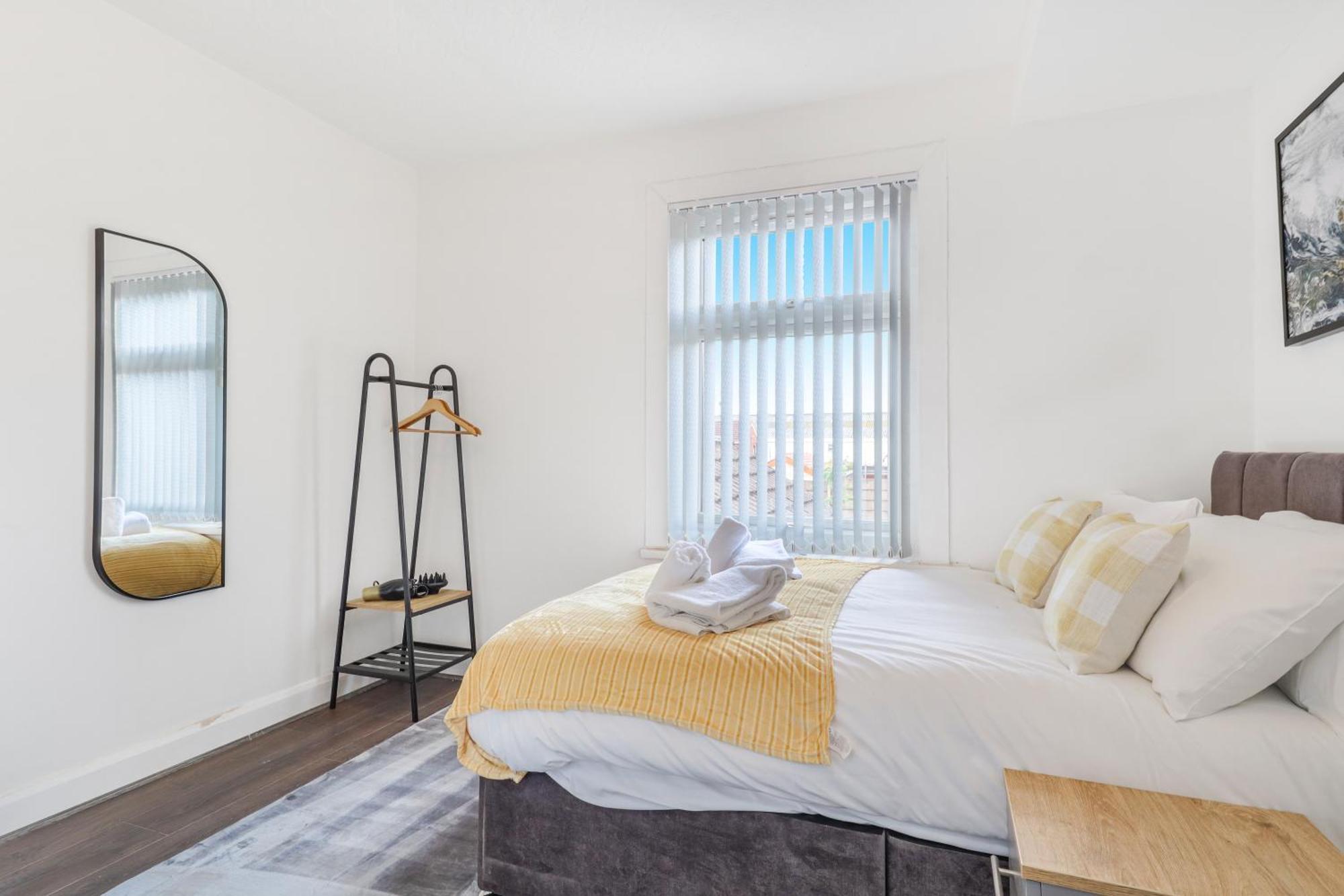 Holiday home Charming 2 Bed With Fast Wi-Fi Coventry