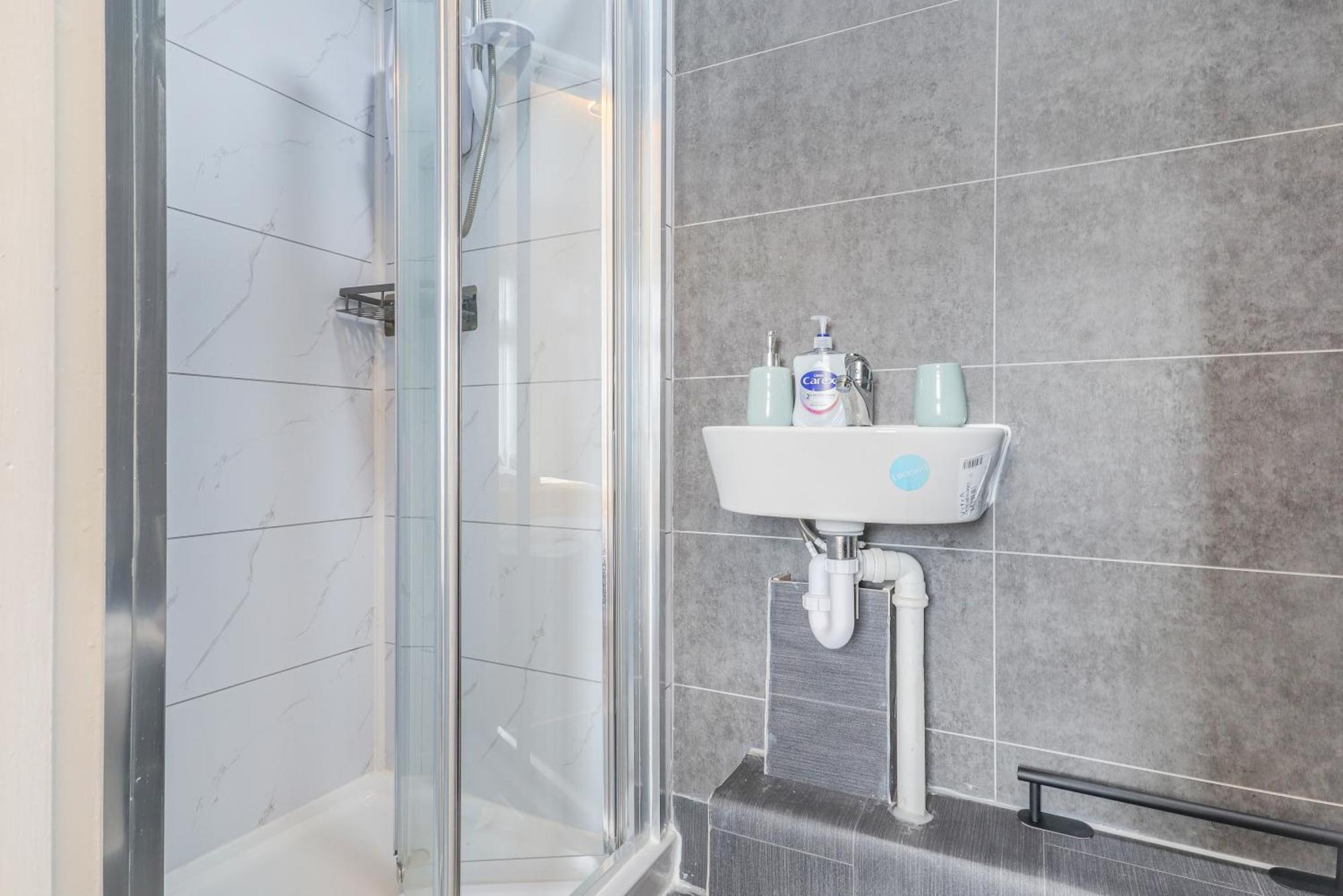 Charming 2 Bed With Fast Wi-Fi Holiday home Coventry