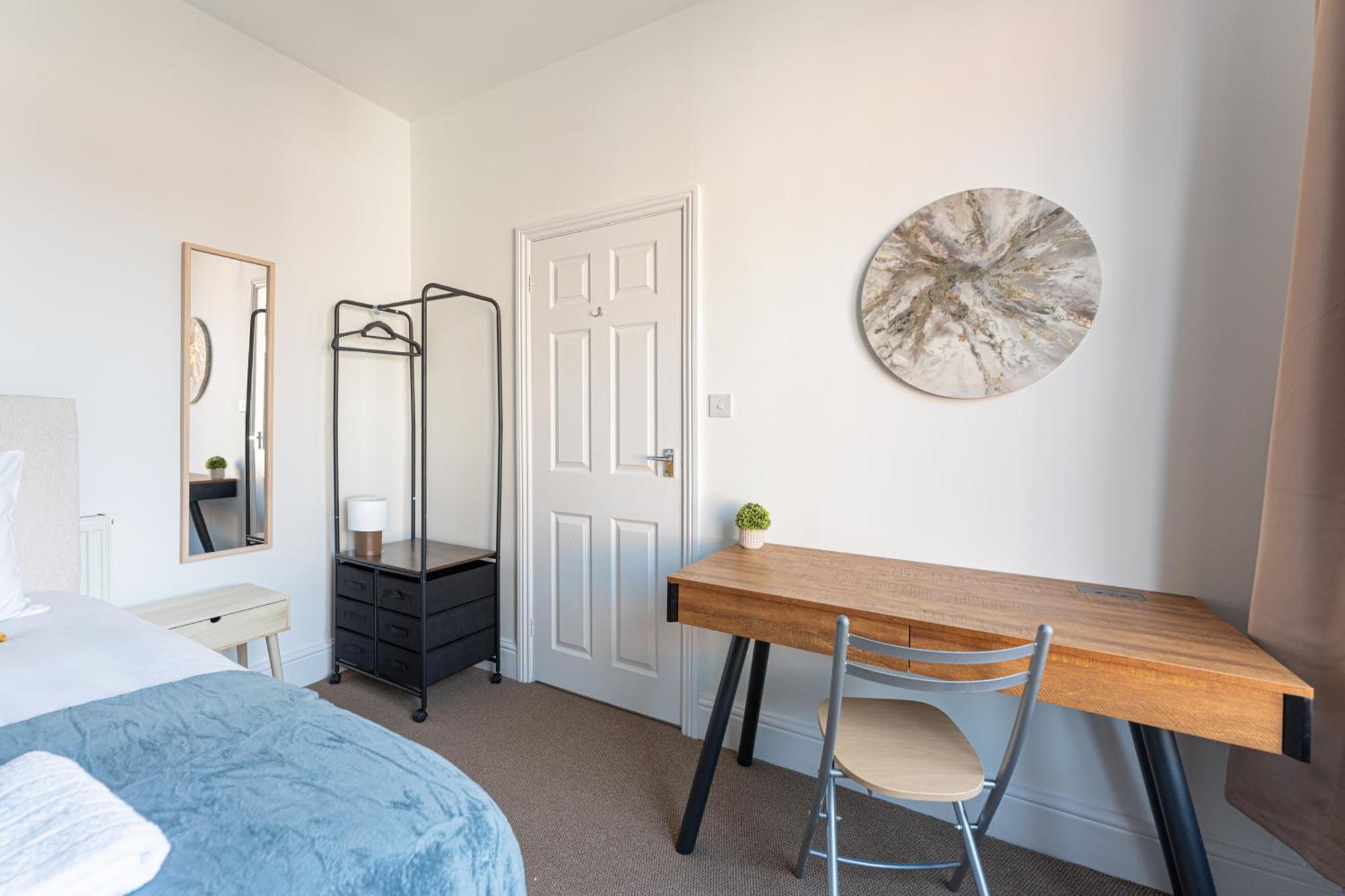 Stylish 3-bed House In With Free Parking * Coventry