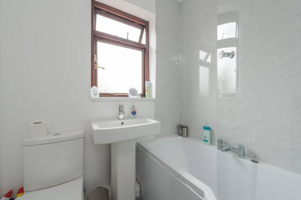 4 Bedroom House Sleep 7 Holiday home *