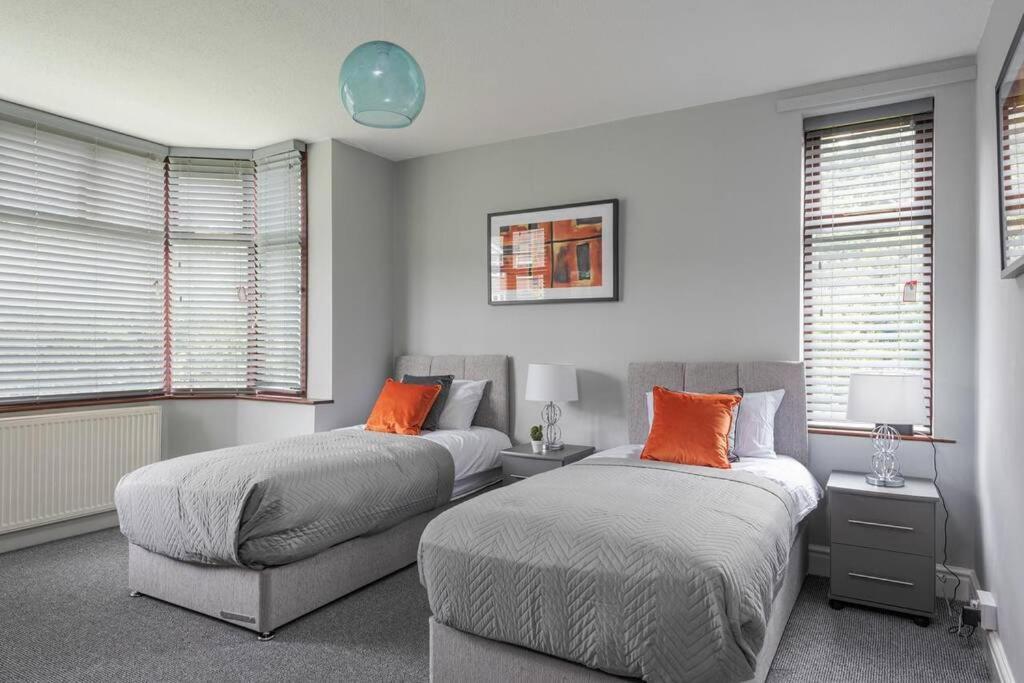 4 Bedroom House Sleep 7 Coventry