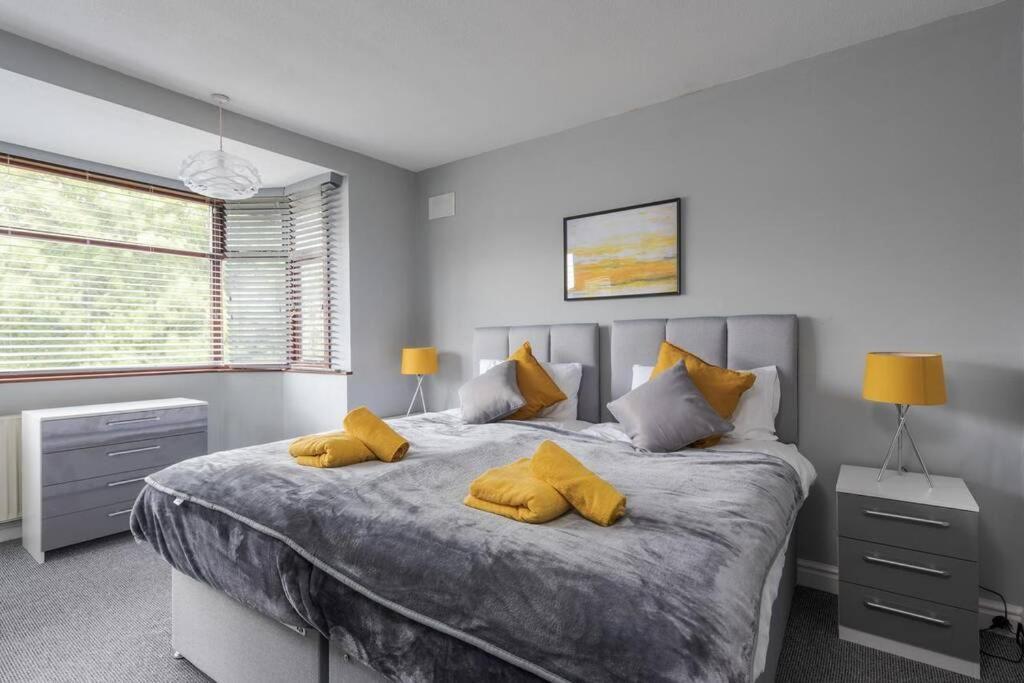 4 Bedroom House Sleep 7 Coventry