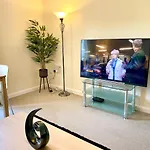 Superior Two-Bed Apartment With Free Parking, Cv1 Coventry