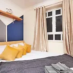 Luxury 2 Bed Apartment Central Location Sleeps 5