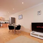 Luxury 2 Bed Apartment Central Location Sleeps 5