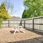 Coventry Contemporary House, M6, Cbs Arena - Ricoh, Private Parking, Sleeps 5, By Empower Homes