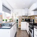 Harley House - Spacious Home With Free Netflix & Parking By Rocketbnb