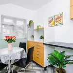 Harley House - Spacious Home With Free Netflix & Parking By Rocketbnb