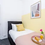 Harley House - Spacious Home With Free Netflix & Parking By Rocketbnb