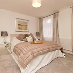 Brand New! Contemporary 2-Bed Flat - Sleeps 4 - Free Parking