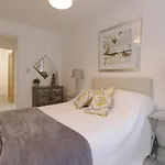 Brand New! Contemporary 2-Bed Flat - Sleeps 4 - Free Parking