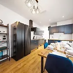 7 Bedroom House Ensuite Rooms, Fully Equipped Kitchen, Free Wifi, Tvs In All Rooms City Centre Close To A46 Inspire Homes