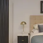 Just Launched! Stylish 2-Bed Flat - Sleeps 6 - Free Parking
