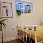 Stylish Luxury Serviced Apartment Next To City Centre With Free Parking - Contractors & Relocators