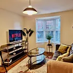 Stylish Luxury Serviced Apartment Next To City Centre With Free Parking - Contractors & Relocators