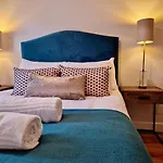 Stylish Luxury Serviced Apartment Next To City Centre With Free Parking - Contractors & Relocators