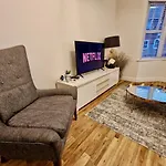 Stunning Luxury Serviced Apartment Next To City Centre With Free Parking - Contractors & Relocators