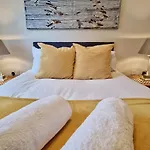 Stunning Luxury Serviced Apartment Next To City Centre With Free Parking - Contractors & Relocators