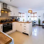 Luxury Detached House With Free Parking, Fast Wifi And Smart Tv With Netflix By Yoko Property