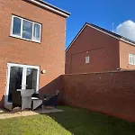 3 Bedroom Affordable Family Detached House - Business Contractors, Midlands Location - Private Garden,Free Car Park,Tv- Netflix And Free Wifi