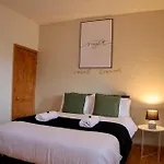 Cosy 5Bed 2Bath Well Equipped House In Coventry City Near Amenties Makes Great Digs, Wi-Fi, On Street Parking, Smart Tvs In Rooms, Coop Shop 2Mins Walk