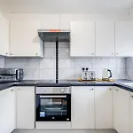 Cosy 3 Bedrooms House With A Driveway Close To Coventry Town Centre And University