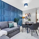 Central Coventry Gem: Walk To Attractions Sleeps 9