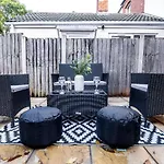 Central Coventry Gem: Walk To Attractions Sleeps 9