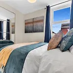Central Coventry Gem: Walk To Attractions Sleeps 9