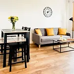 Quantum Modern 2 Bedroom Apartment With Free Parking