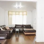 Room In Guest Room - Beautiful Room In Coventry