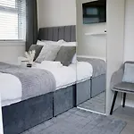 Luxury 2 Guest House, Parking With Ev , Wifi And Netflix