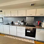 Homely And Charming 2 Bedroom Sleeps 6 W Balcony