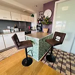 Homely And Charming 2 Bedroom Sleeps 6 W Balcony