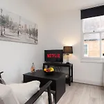 Cozy 1Br Flat, Train Station, Free Parking, Wifi, Smart Tv