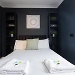Cozy 1Br Flat, Train Station, Free Parking, Wifi, Smart Tv