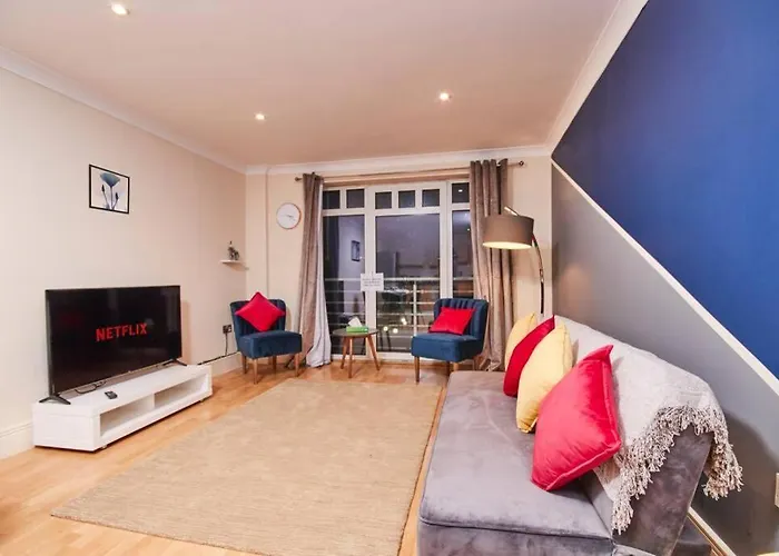 Luxury 2 Bed Apartment Central Location Sleeps 5