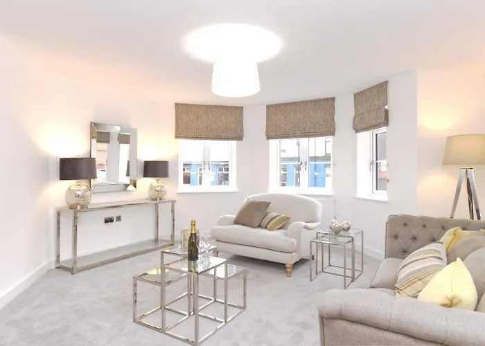 Brand New! Contemporary 2-Bed Flat - Sleeps 4 - Free Parking