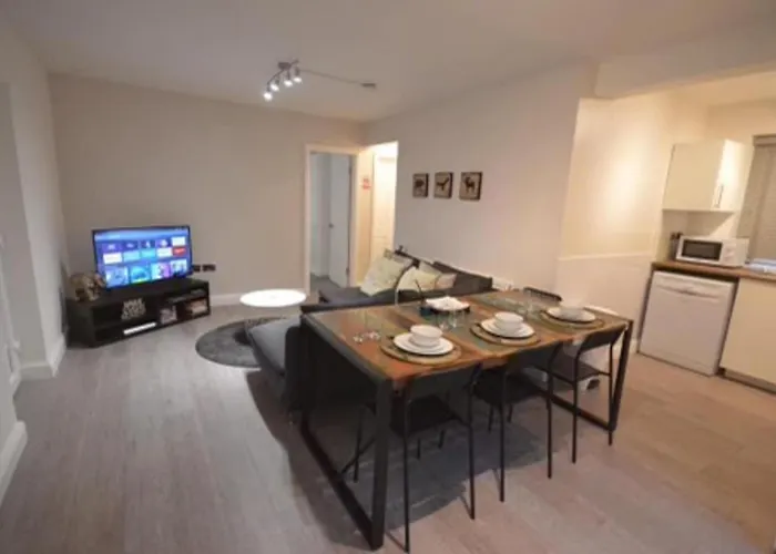 Stunning 3-Bed Ground Floor Apartment In Coventry