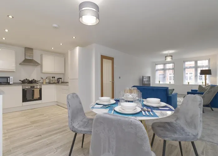 Just Launched! Stylish 2-Bed Flat - Sleeps 6 - Free Parking