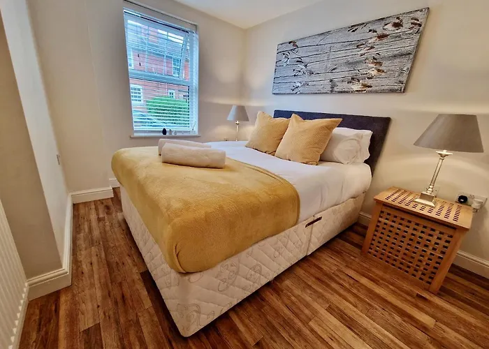 Stunning Luxury Serviced Apartment Next To City Centre With Free Parking - Contractors & Relocators