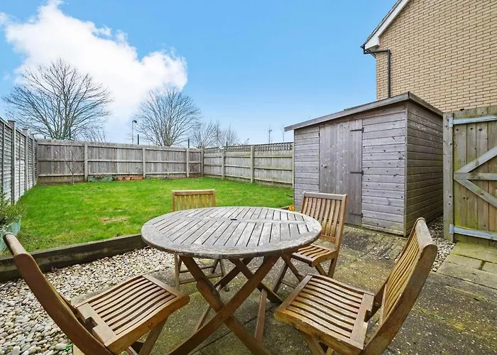Luxury Detached House With Free Parking, Fast Wifi And Smart Tv With Netflix By Yoko Property